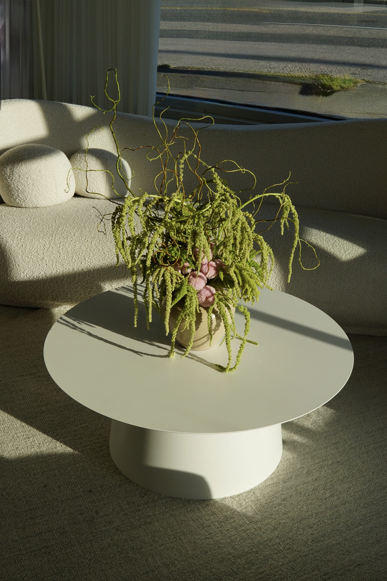 Trailing green amaranthus on a round table in the wellness lounge